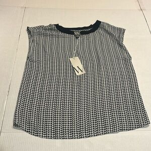 NWT Worthington sleeveless blouse in black white & gray print black neckline